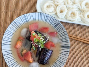 なすは夏と秋で食べ方を変えるのが最適解！夏の旨レシピ「揚げなすの味噌汁＆アレンジそうめん」