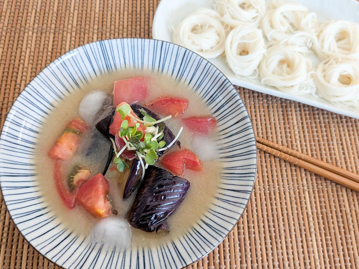 先ほどのみそ汁を冷やして、めんつゆを加えて塩味を調整
