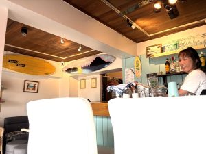 『EASY surf』さんの店内。カウンターもソファもあり落ち着いてしまいます