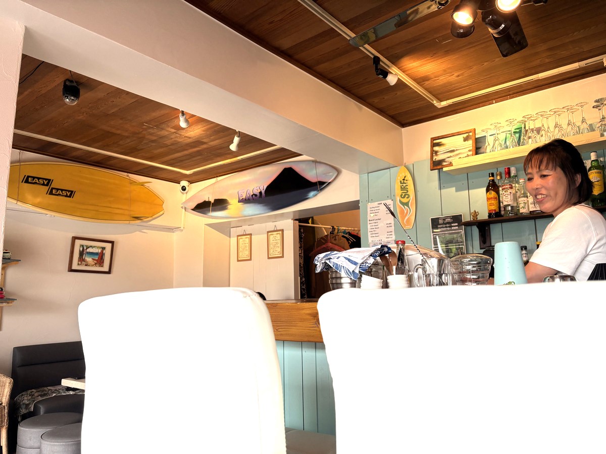 『EASY surf』さんの店内。カウンターもソファもあり落ち着いてしまいます