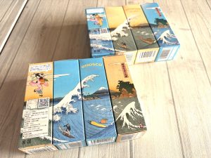 湘南らしいおしゃれでかっこいいパッケージ。青いパッケージが「江のスコ」980円、オレンジのパッケージが「江のポン」670円
