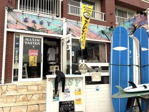 『EASY surf』の外観。やっぱりサーフショップですね