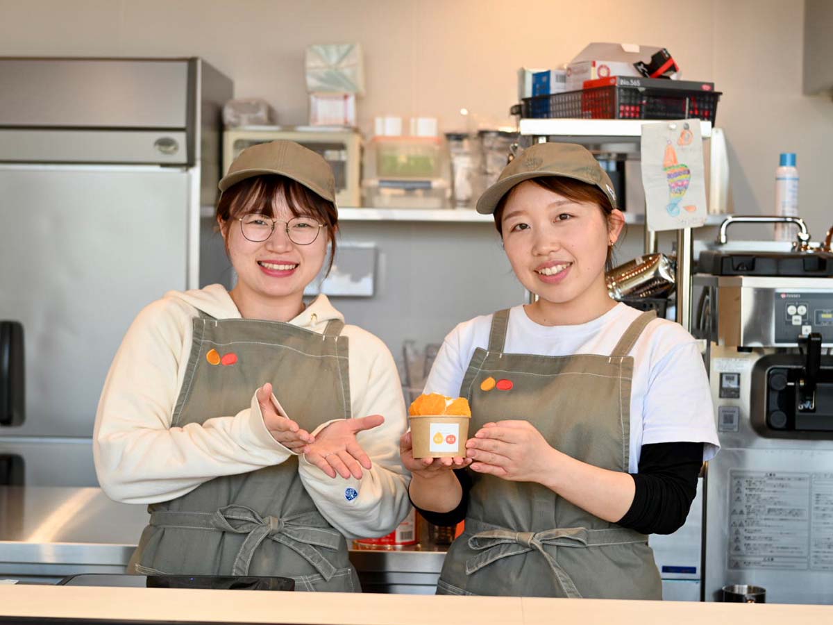素敵な笑顔で美味しいパフェやサンデーを作ってくれた岡本店長(右)とスタッフの安達さん(左)