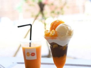 左：「季節のパフェ」950円、右：「早和果樹園の有田みかんジュース」560円。季節によってパフェのみかん＆メニューが異なります