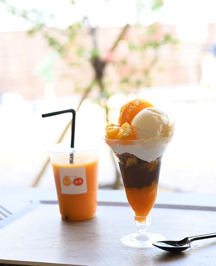 左:「季節のパフェ」950円、右:「早和果樹園の有田みかんジュース」560円。季節によってパフェのみかん&メニューが異なります