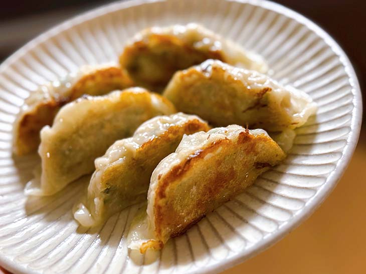 フライパンに熱湯を入れて蒸し焼きにしたあと油を足して焼き上げるときれいに焼けます