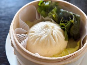 冷凍のまま蒸籠で15分ほど蒸すとふわふわ熱々の肉まんに