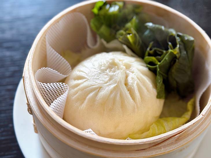冷凍のまま蒸籠で15分ほど蒸すとふわふわ熱々の肉まんに