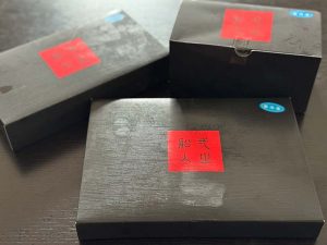 シックな黒い箱に赤いロゴが映える高級感のあるパッケージ