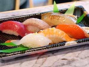 発表会で用意された「まぐろ問屋 三浦三崎港」謹製、クラフトビールとペアリング絶好の寿司。ごま油、ゆず塩、自家製醤油などで味付け済み、さび抜きで提供される
