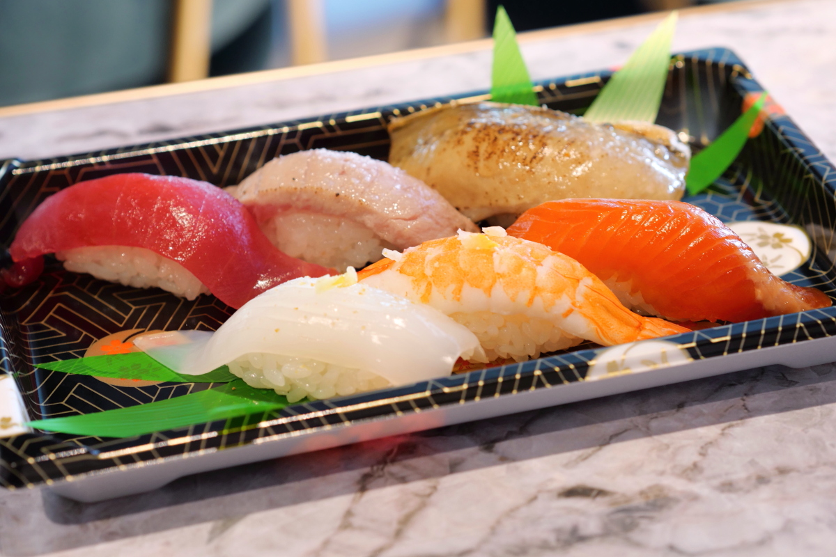 発表会で用意された「まぐろ問屋 三浦三崎港」謹製、クラフトビールとペアリング絶好の寿司。ごま油、ゆず塩、自家製醤油などで味付け済み、さび抜きで提供される