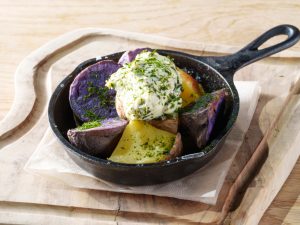 SVB流屋台飯メニュー「磯のりたっぷりWクイーンじゃがバター」。ほかに「肉巻き団子～特性ホップ七味かけ～」や「サテ・アヤム～串焼きココナッツ風味～」なども。お腹がグウと鳴りますね！