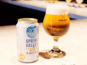7月8日より全国発売となる期間限定缶ビール「スプリングバレーブルワリー 青のラガー」。SVBレストランでは6月21日（土）から先行販売