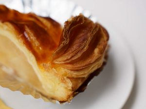 花びらのようなパイ生地の美しさ、バターが染み込んだ香ばしさも素晴らしい