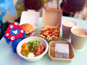「ブリスケットバーガー」、「サーモンボウル」、ココナツたっぷりのケーキ「ラミントン」