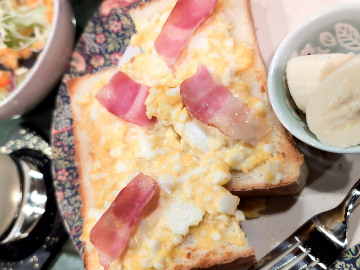 ふわふわのスクランブルエッグがトーストの上にのっています