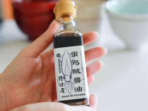 旨味が濃厚！ 富山の老舗『片口屋』の「ホタルイカ醤油」をかけるだけの絶品おつまみとは