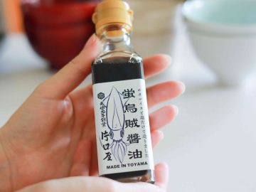 旨味が濃厚！ 富山の老舗『片口屋』の「ホタルイカ醤油」をかけるだけの絶品おつまみとは