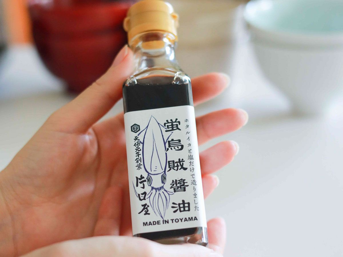 旨味が濃厚! 富山の老舗『片口屋』の「ホタルイカ醤油」をかけるだけの絶品おつまみとは