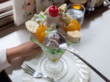 ドラマにも登場する名喫茶。老舗『喫茶まりも』（新丸子）の「バナナパフェ」をいただく