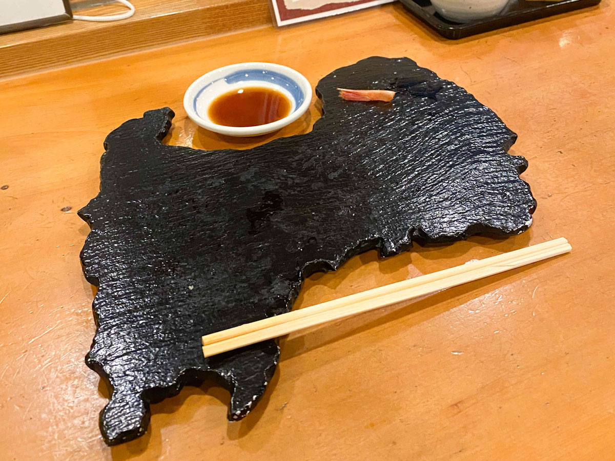 勘のいい人はすでにお気づきだったはず。お皿が富山県の形を模していました