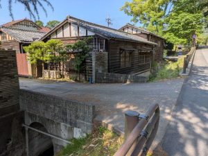 東大寺の裏通り戒壇院付近にお店に渡る橋があります