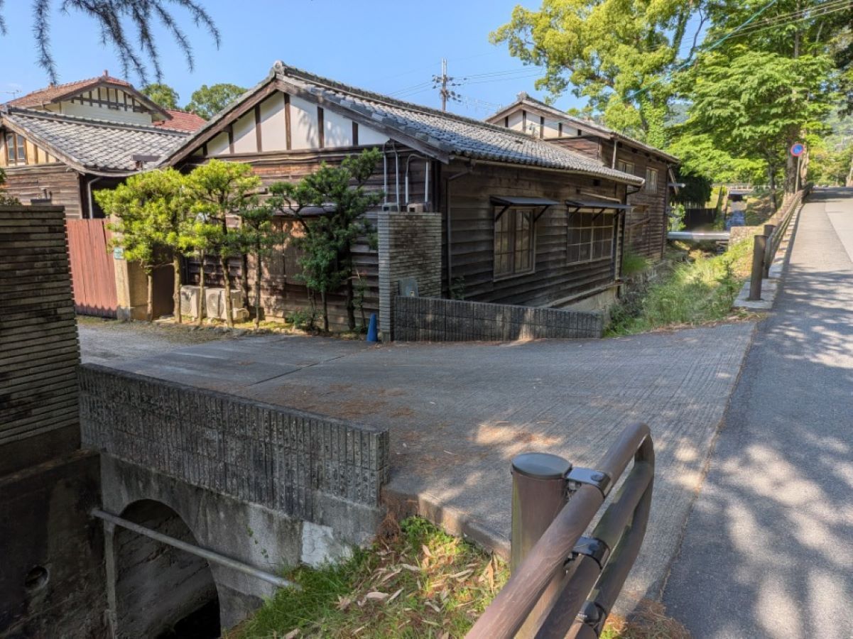 東大寺の裏通り戒壇院付近にお店に渡る橋があります
