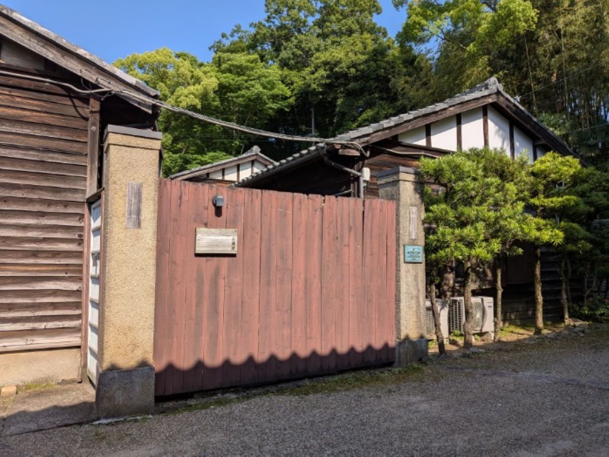 築100年の渋い外観。有形文化財に登録されています