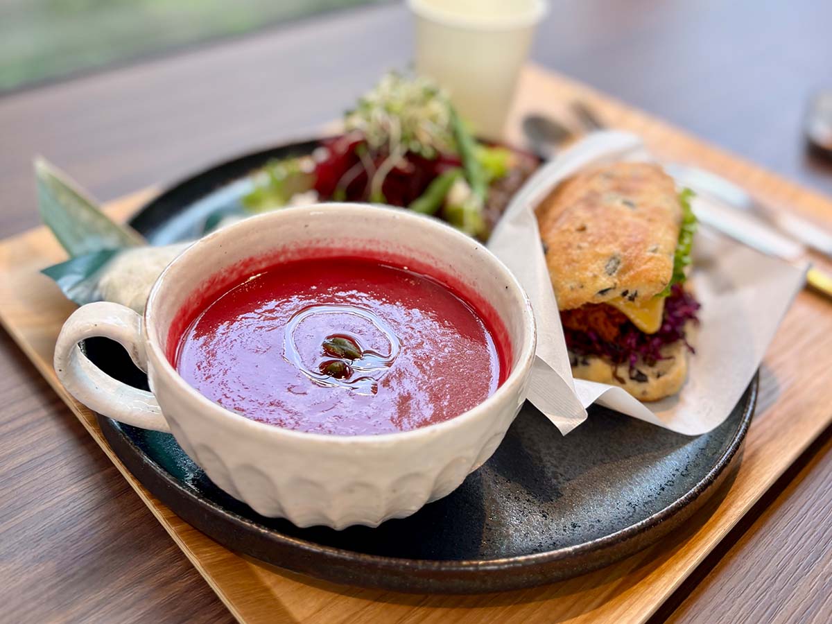 妻の病気をきっかけに体に優しいスープを。沖縄の小さなカフェで出会った“ととのうスープ”