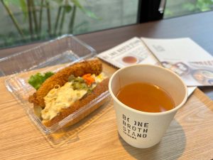 黄金色のクリアなスープ。全てのスープのベースに