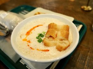 豆乳スープに揚げパンがトッピングされた鹹豆漿
