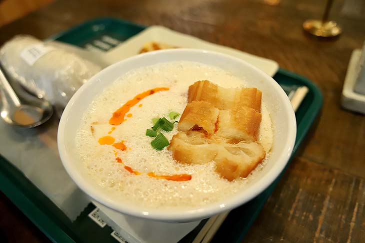 豆乳スープに揚げパンがトッピングされた鹹豆漿