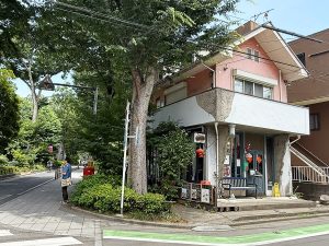 大宮駅そばの氷川神社参道の一角に『台湾茶房e〜one』はあります