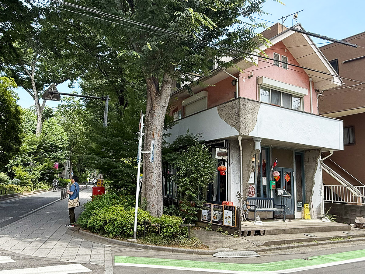 大宮駅そばの氷川神社参道の一角に『台湾茶房e〜one』はあります