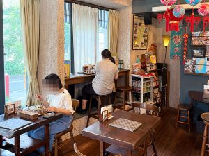 『台湾茶房e〜one』店内の様子。すでに「台湾鉄道弁当」を食べているお客さんも