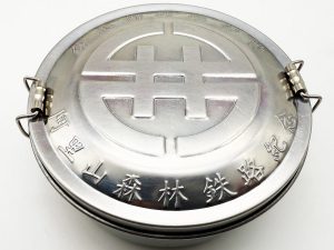 なんと本物の「阿里山森林鉄道」の弁当箱でサーブされました