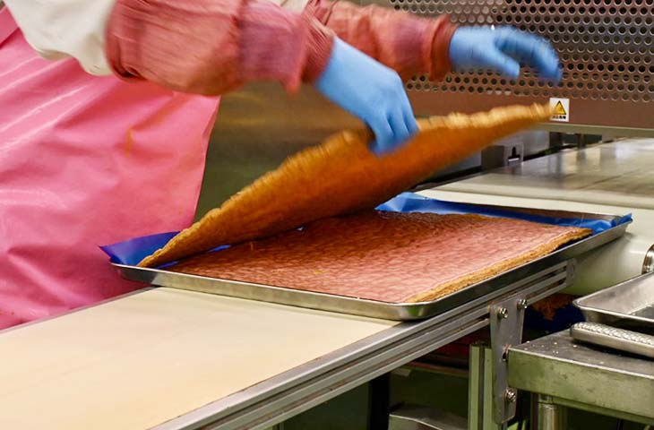 クリームを充填、そこにパイを重ねて再びクリーム、という工程を繰り返す