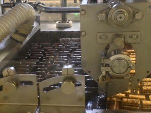 右手からカットしたミルフィーユがやってきて、最初のチョコレートの滝を通過