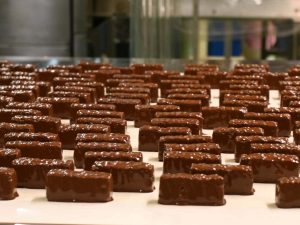 かけたてのチョコレートが艶やか！周囲には芳醇なチョコレートの香りが充満