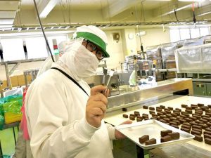クーリングトンネルで冷やされて出てきた出来立てのミルフィーユから、試食分を選んでくれた工場長の木村さん