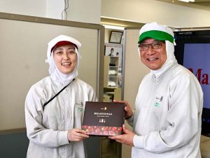 「チョコレートとフレーバーの両方が際立つように作られているのが、メリーのミルフィーユです」。パティシエの笹瀨斉美さん（左）、●●●の大石茂之さん（右）