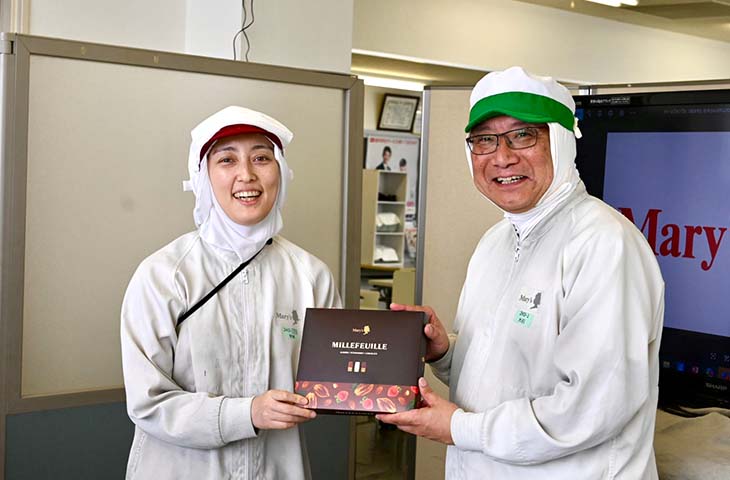 「チョコレートとフレーバーの両方が際立つように作られているのが、メリーのミルフィーユです」。パティシエの笹瀨斉美さん（左）、●●●の大石茂之さん（右）