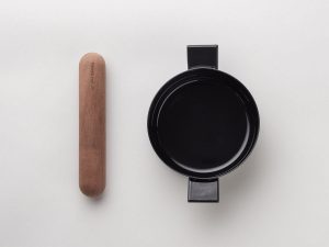 別売りの木製ハンドル（ブナ材：4400円／クルミ材：4950円）もある