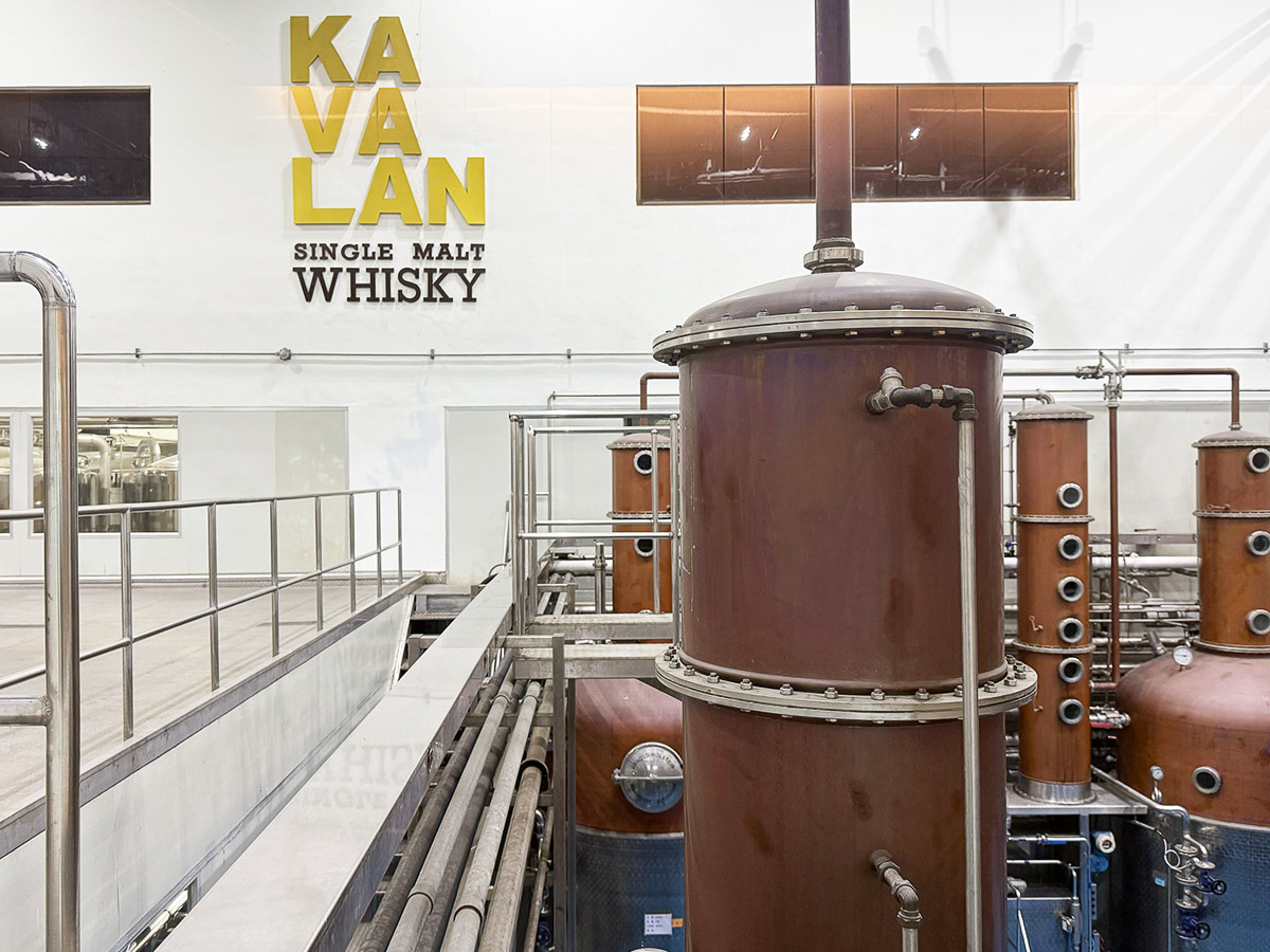 台湾・宜蘭県にある「KAVALAN」の蒸留所の見学スペース。繊細な蒸留工程を学ぶことができる