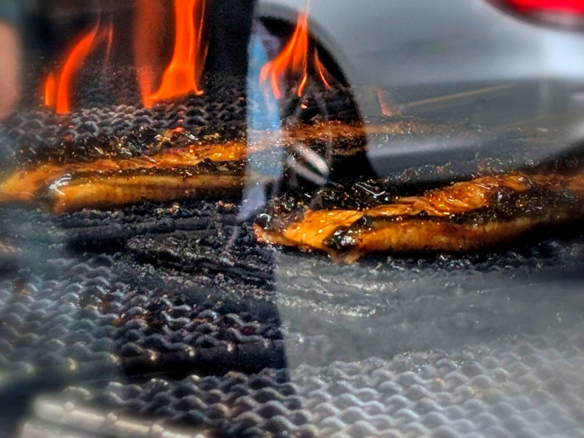 通りに面した焼き場からは薪の炎でうなぎを焼く様子も眺められます