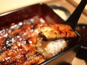 　ごはんは北海道産の「ゆめぴりか」を採用。炊き加減はやや固めで、もっちりとした食感と自然な甘みがあり、タレを吸ってもなお粒感を残す絶妙さ。ひと口ごとに口福が広がる味わいです。