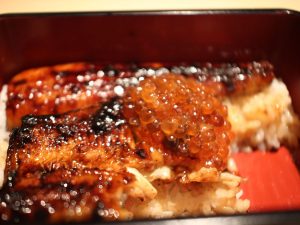提供はテイクアウト容器に。いくら、ガリは別添えで提供されます [食楽web]