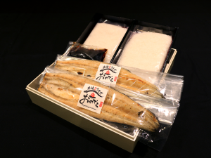「薪焼うなぎ 銀座おのでら 本店 ご自宅うな重セット」（2名分）8,640円。送料は全国一律1,800円