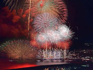 「三国花火大会」は海の安全祈願、先祖供養の意味を持ち、昭和初期から続いています [食楽web]