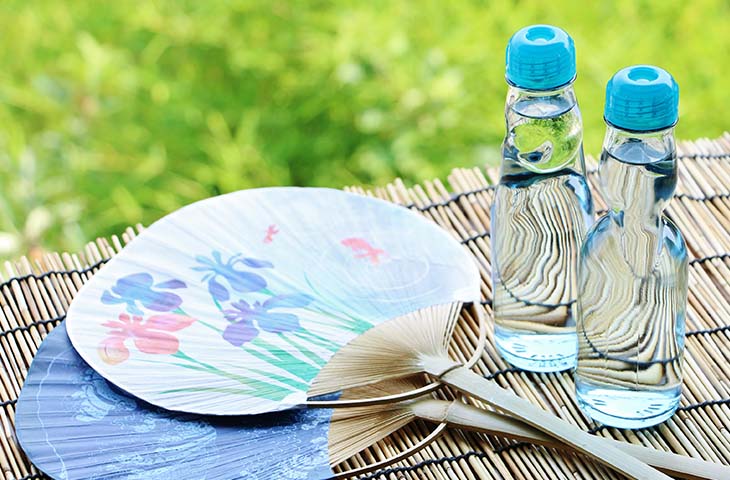 火をつけた花火玉を、花火師が直接海へ投げ込む名物「水中花火」を特等席でぜひ! ※特典のイメージ